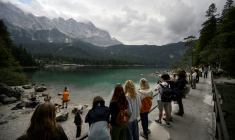 Des touristes admirent la vue du lac Eibsee, près de Garmisch-Partenkirchen, dans le sud de l'Allemagne, le 22 août 2025  ( AFP / Philipp Guelland )
