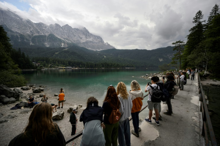 Des touristes admirent la vue du lac Eibsee, près de Garmisch-Partenkirchen, dans le sud de l'Allemagne, le 22 août 2025 ( AFP / Philipp Guelland )