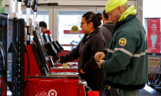 PHOTO DE FICHIER : Des personnes font des achats pour le vendredi noir dans un magasin Target à Brooklyn, New York