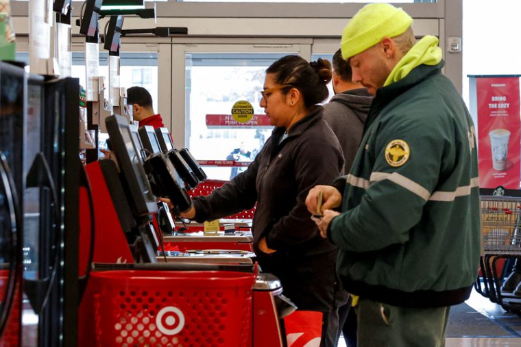 PHOTO DE FICHIER : Des personnes font des achats pour le vendredi noir dans un magasin Target à Brooklyn, New York