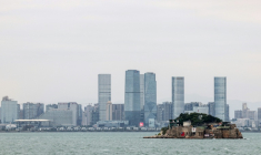 L'îlot de Shiyu, qui fait partie des îles taïwanaises de Kinmen, avec les gratte-ciels de la ville chinoise de Xiamen  en arrière-plan, le 28 octobre 2025 ( AFP / I-Hwa CHENG )