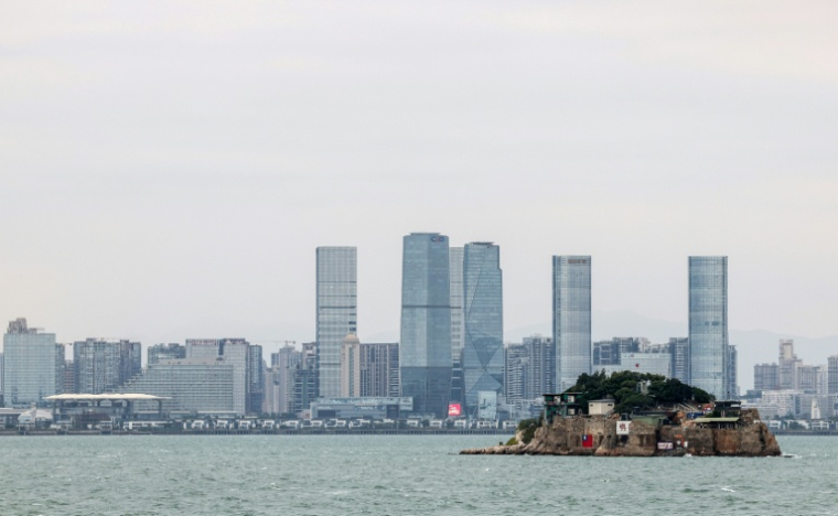 L'îlot de Shiyu, qui fait partie des îles taïwanaises de Kinmen, avec les gratte-ciels de la ville chinoise de Xiamen  en arrière-plan, le 28 octobre 2025 ( AFP / I-Hwa CHENG )