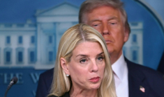 La ministre américaine de la Justice, Pam Bondi, et le président américain Donald Trump lors d'une conférence de presse à la Maison Blanche, le 11 août 2025 à Washington ( AFP / ANDREW CABALLERO-REYNOLDS )