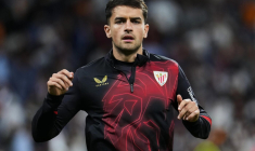 Après un tacle non sanctionné, un joueur de l’Athletic Club montre son tibia en sale état