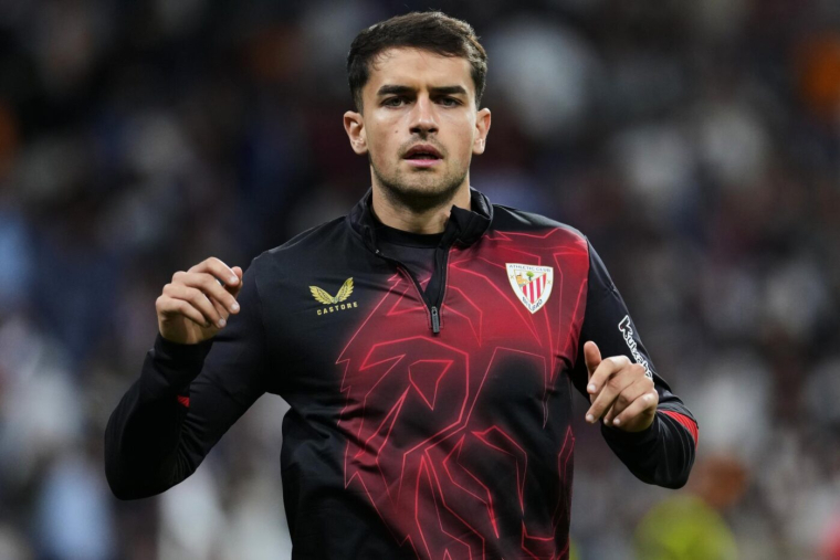 Après un tacle non sanctionné, un joueur de l’Athletic Club montre son tibia en sale état