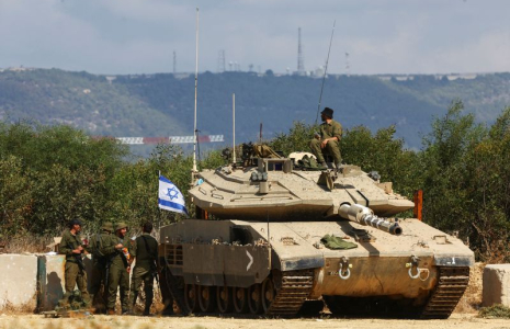 Un soldat et un char israélien près de la frontière entre Israël et le Liban