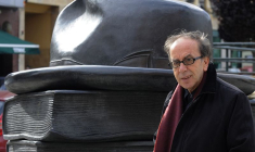 L'écrivain albanais Ismail Kadare pose pour les photographes à Oviedo