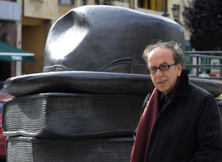 L'écrivain albanais Ismail Kadare pose pour les photographes à Oviedo