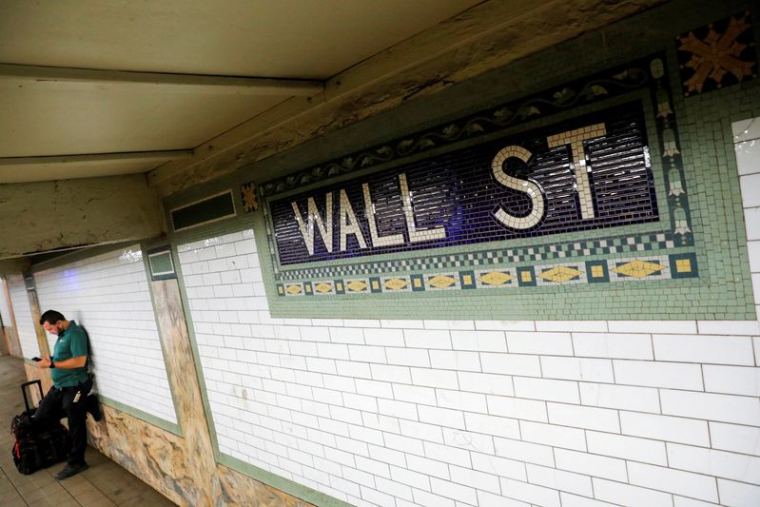 Une personne attend sur le quai du métro de Wall Street dans le quartier financier de Manhattan, à New York