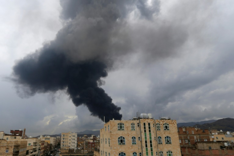 De la fumée s'élève après une frappe aérienne israélienne sur Sanaa, la capitale du Yémen tenue par les rebelles houthis, le 24 août 2025 ( AFP / Mohammed HUWAIS )