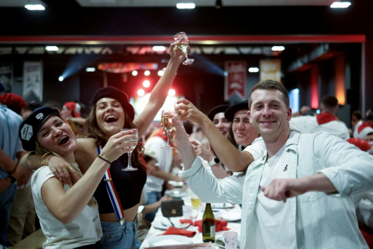 Des participants à un banquet du Canon français, à Montélimar dans la Drôme, le 8 mai 2026 ( AFP / Alex MARTIN )