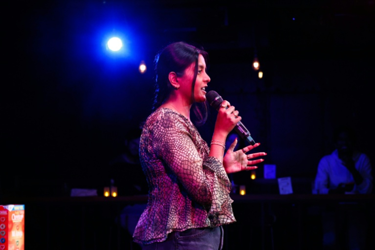 L'humoriste Lakshmi Kopparam sur scène lors de l'édition mensuelle de l'"Immigrant Jam", un spectacle de stand-up où tous les humoristes sont d'origine étrangère, le 7 novembre 2025 à New York ( AFP / kena betancur )