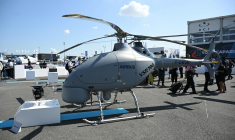 L'hélicoptère de reconnaissance sans pilote (drone) VSR700 d'Airbus Helicopters exposé au Salon international de l'aéronautique et de l'espace à l'aéroport du Bourget,  le 17 juin 2025. ( AFP / BERTRAND GUAY )