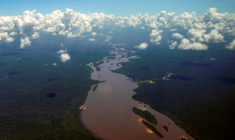 Vue aérienne de la rivière Essequibo, coulant dans une section de la forêt amazonienne au Guyana, le 24 septembre 2022 ( AFP / Patrick FORT )