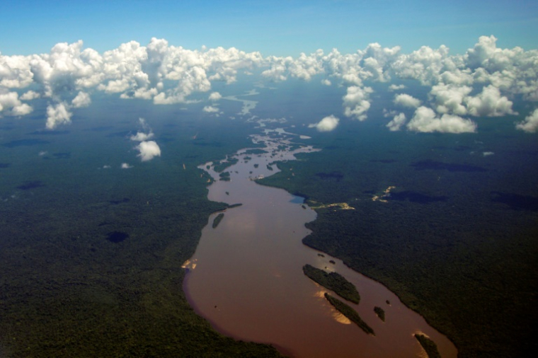 Vue aérienne de la rivière Essequibo, coulant dans une section de la forêt amazonienne au Guyana, le 24 septembre 2022 ( AFP / Patrick FORT )