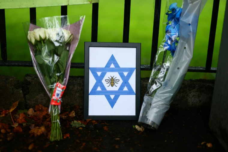 Hommage aux victimes de l'attaque contre la synagogue d'Heaton Park, à Manchester, en Angleterre, le 3 octobre 2025 ( AFP / Paul Currie )