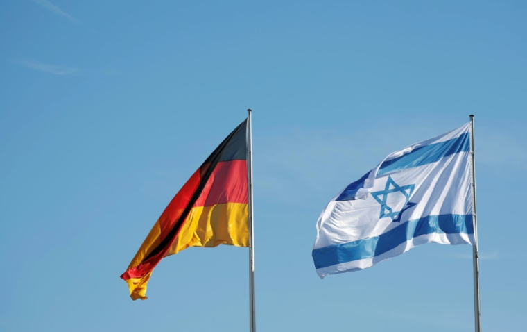 Les drapeaux d'Israël (d) et de l'Allemagne flottent le 16 mars 2023 devant la Chancellerie à Berlin ( AFP / Odd ANDERSEN )