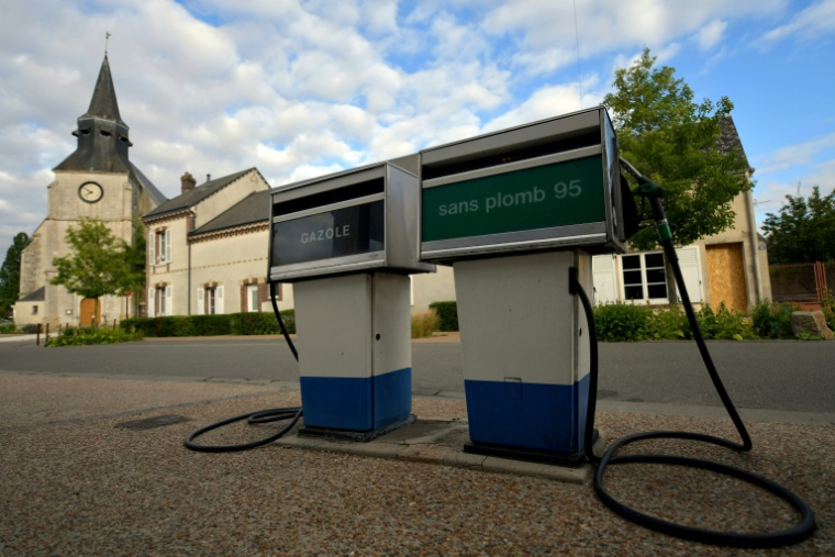 Une station-service dans le village de Bailleau-le-Pin, près de Chartres, le 7 juillet 2022 ( AFP / Jean-François MONIER )