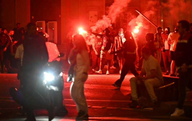 Des supporteurs du Paris Saint-Germain célèbrent la victoire de leur club le 1er juin 2025 à Paris ( AFP / LOU BENOIST )