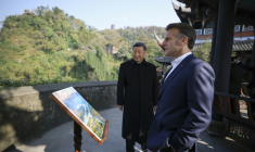 Le président français Emmanuel Macron (droite) et son homologue chinois Xi Jinping visitent le site du barrage de Dujiangyan, en Chine, le 5 décembre 2025 ( POOL / Sarah Meyssonnier )