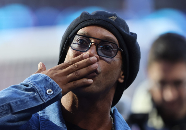 Ronaldinho claque un coup-franc magnifique lors d’un Barça-Real des légendes