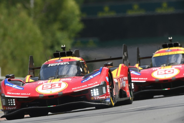 Deux Hypercars Ferrari lors des essais libres des 24 Heures du Mans, le 11 juin 2025 ( AFP / JEAN-FRANCOIS MONIER )