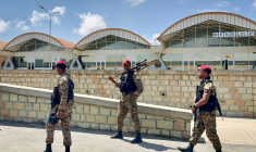 Des soldats des Forces de défense nationales éthiopiennes (ENDF) devant l’aéroport international de Mekele, la capitale de l'Etat régional du Tigré (Etiopie), le 6 octobre 2026 ( AFP / - )