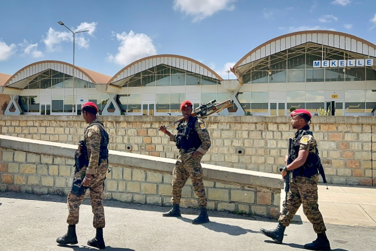 Des membres des Forces de défense nationale éthiopiennes devant l'aéroport international de Mekelle Alula Aba Nega le 6 octobre 2026 ( AFP / - )