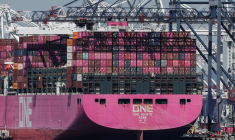 Des conteneurs sont empilés sur le pont du cargo One Minato au Port Liberty New York à Staten Island, New York