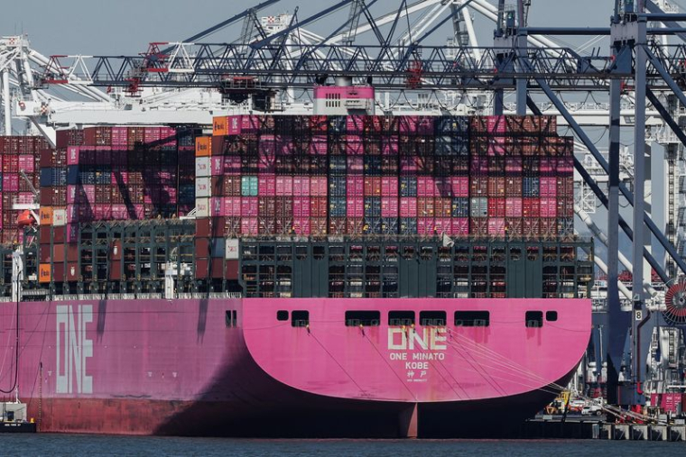 Des conteneurs sont empilés sur le pont du cargo One Minato au Port Liberty New York à Staten Island, New York