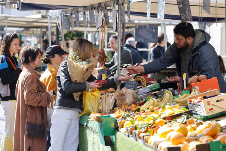 Un marché le 22 mai 2022 à Paris. ( AFP / Ludovic MARIN )