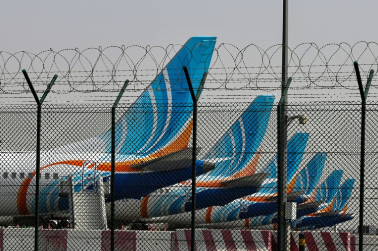 Des avions FlyDubai parqués sur le tarmac à l'aéroport de Dubaï, le 2 mars 2026 ( AFP / Fadel SENNA )
