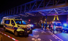 La police française sécurise l'accès au pont Bir-Hakeim après une attaque à Paris