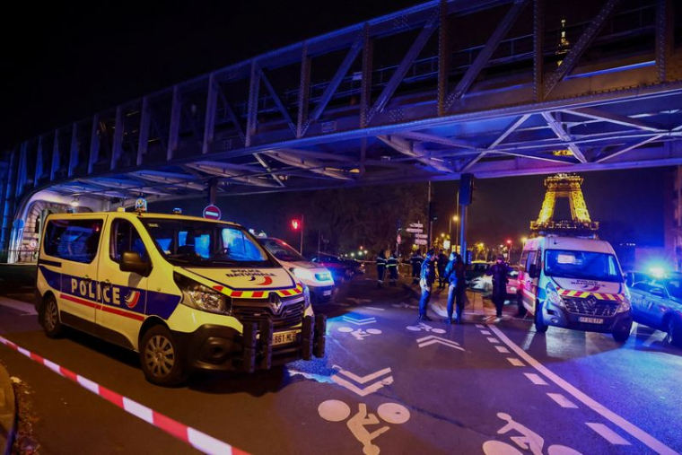 La police française sécurise l'accès au pont Bir-Hakeim après une attaque à Paris