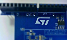 Le titre du géant européen des semi-conducteurs gagne 34% sur un an. (© STMicroelectronics)