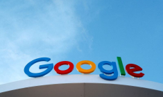 Le logo Google est visible sur la maison Google au CES 2024 à Las Vegas