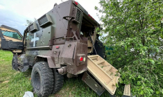 Un véhicule blindé abandonné, après la levée des mesures antiterroristes introduites en raison d'une incursion dans la région de Belgorod