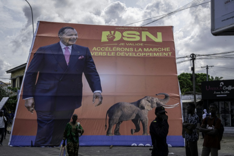 Une affiche électorale du président sortant de la République du Congo et candidat à la présidence du Parti travailliste congolais (PCT), Denis Sassou Nguesso, le 28 février 2026 à Pointe-Noire, au Congo ( AFP / Glody MURHABAZI )