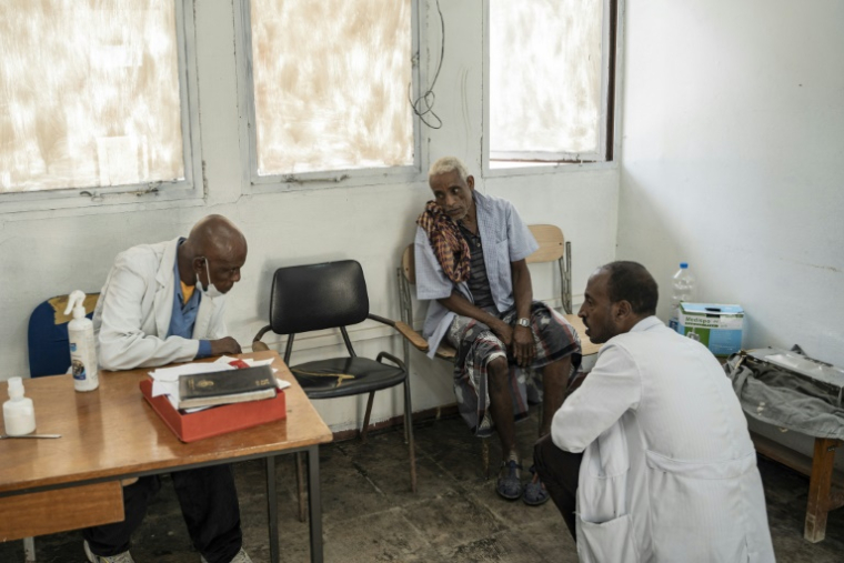 Deux médecins auscultent un patient atteint de la lèpre à l'hôpital Alert d'Addis Abeba en Ethiopie le 8 avril 2025 ( AFP / Amanuel Sileshi )