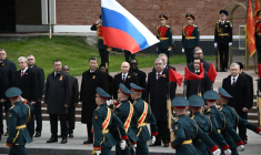 Vladimir Poutine et des responsables politiques étrangers dont Xi Jinping à Moscou le 9 mai 2025 ( AFP / Angelos TZORTZINIS )
