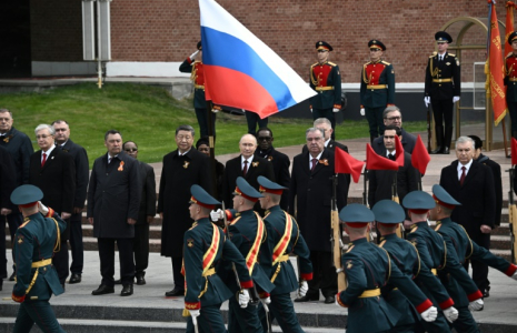 Vladimir Poutine et des responsables politiques étrangers dont Xi Jinping à Moscou le 9 mai 2025 ( AFP / Angelos TZORTZINIS )