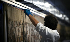 Un employé s'apprête à emballer la Tapisserie de Bayeux dans une caisse en vue de son transfert au British Museum, au Musée de la Tapisserie de Bayeux, à Bayeux, dans le nord-ouest de la France, le 18 septembre 2025 ( POOL / LOU BENOIST )