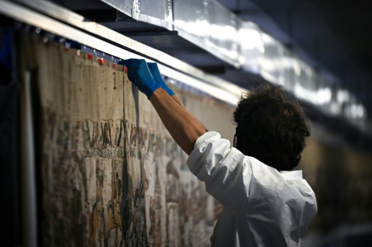 Un employé s'apprête à emballer la Tapisserie de Bayeux dans une caisse en vue de son transfert au British Museum, au Musée de la Tapisserie de Bayeux, à Bayeux, dans le nord-ouest de la France, le 18 septembre 2025 ( POOL / LOU BENOIST )