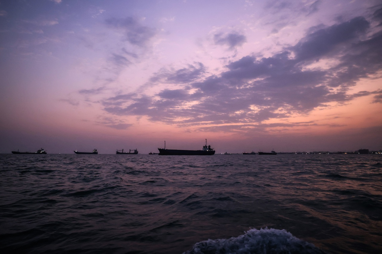 Des navires transitent dans le détroit d'Ormuz au large de la ville portuaire de Bandar Abbas, dans le sud de l'Iran. (Crédit : ATTA KENARE / AFP)