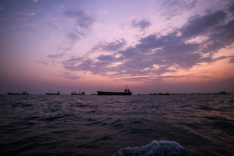Des navires transitent dans le d&eacute;troit d'Ormuz au large de la ville portuaire de Bandar Abbas, dans le sud de l'Iran.  (Cr&eacute;dit : ATTA KENARE / AFP)