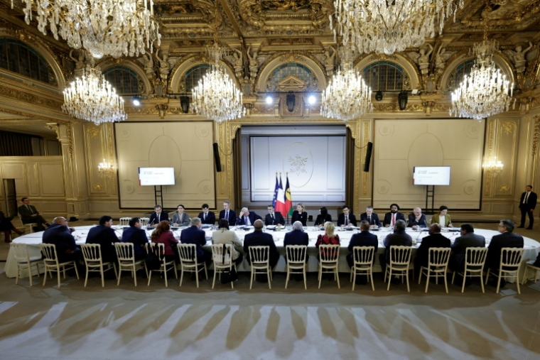 Le président Emmanuel Macron (C) lors d'une réunion sur la Nouvelle-Calédonie, le 19 janvier 2026 à Paris  ( POOL / STEPHANE DE SAKUTIN )