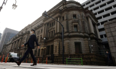 Photo d'un homme qui marche devant le siège de la Banque du Japon à Tokyo