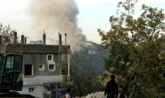 De la fumée s'élève d'un site bombardé par l'armée israélienne au sud de Jbaa, au Liban, le 4 décembre 2025 ( AFP / MAHMOUD ZAYYAT )