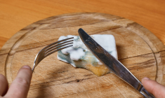 Quand des aliments se dégradent, des bactéries nocives se développent en particulier dans la viande, les œufs et les produits laitiers. (crédit: Adobe Stock)