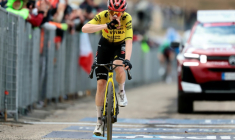 Le Danois Jonas Vingegaard vainqueur de la 7e étape du Tour d'Italie au sommet du Blockhaus, le 15 mai 2026 ( AFP / Luca Bettini )
